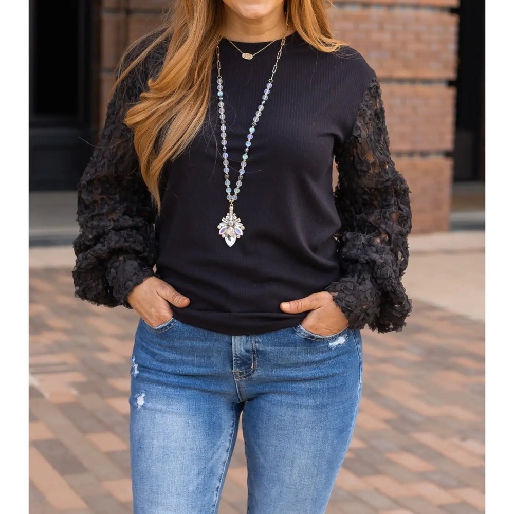 ✨BOUTIQUE BNWT The Elena Lace Sleeve Top✨